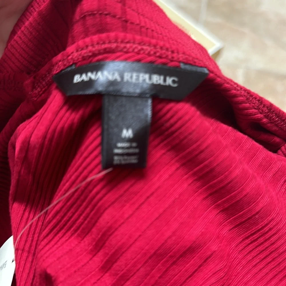Banana Republic red top, size M, NWT. - Picture 3 of 3